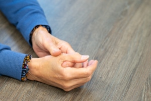 Vrouw heeft pijn in de duim als gevolg van duim artrose.