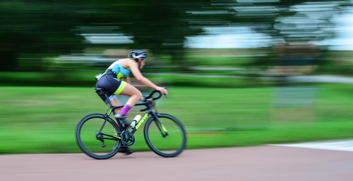 Wielrenner in actie: tips om hand- en polsklachten te voorkomen.